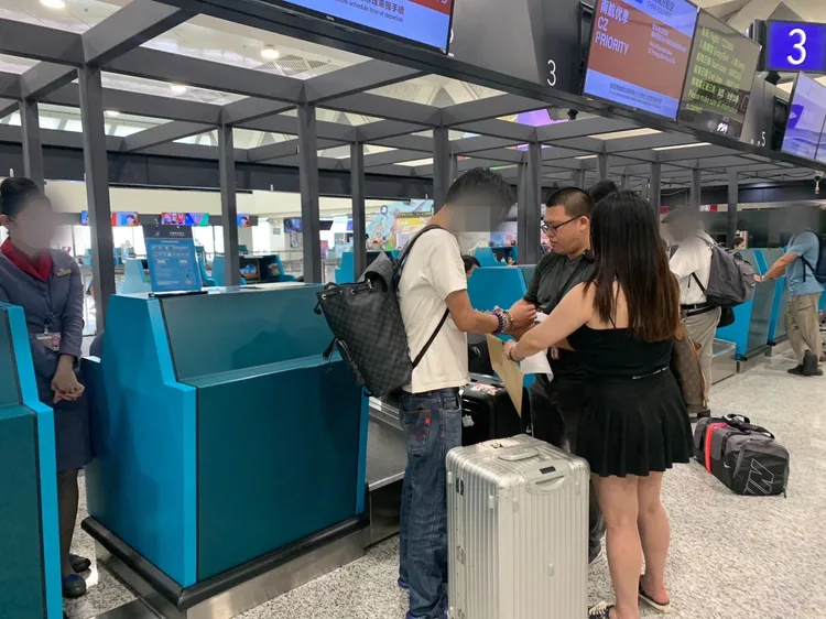 陳男與女友。翻攝畫面