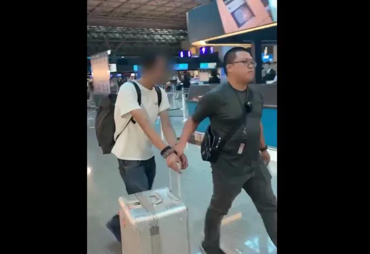 陳男在機場被上銬帶回。翻攝畫面