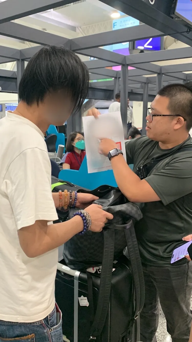 陳男在機場被攔截。翻攝畫面