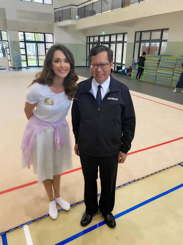 瑞莎（左）成為台灣人後努力推廣體操。右為時任桃園市長鄭文燦。翻攝自瑞莎臉書