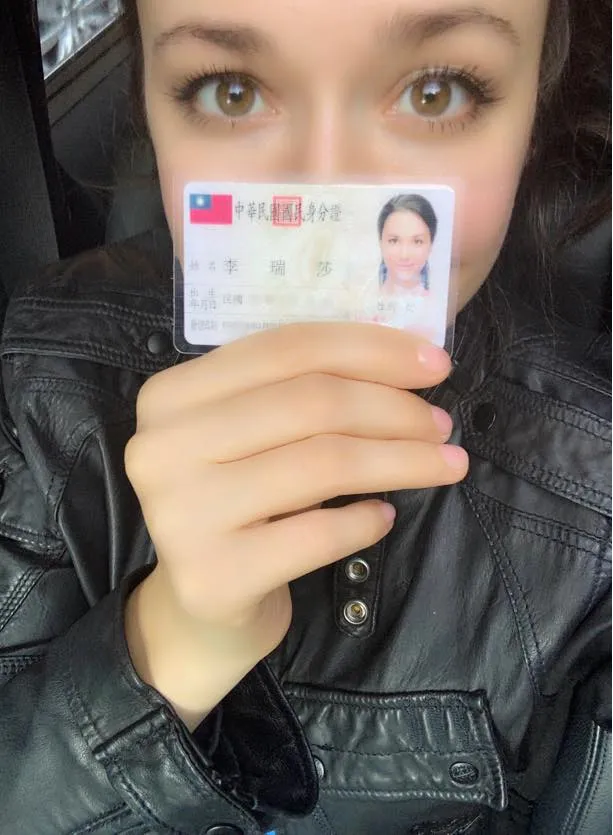瑞莎拿到台灣身分證時超興奮。翻攝自瑞莎臉書