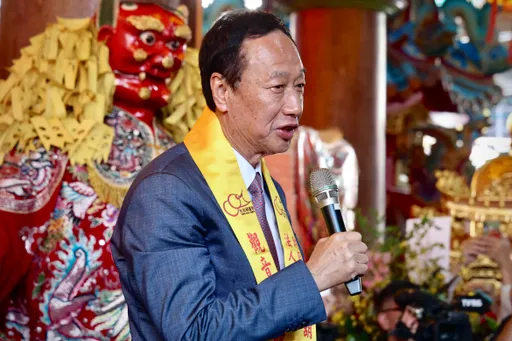 同台柯侯!郭台銘喊話「為2300萬人民服務」 籲執政者:和平是首要之務