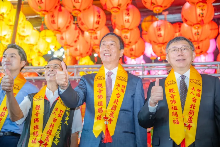 郭台銘今上午和柯文哲同框。郭辦提供