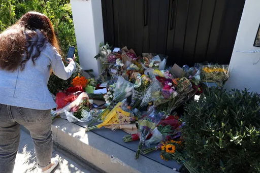 馬修派瑞家門堆滿哀悼花束 「謝謝你當我的Friend」