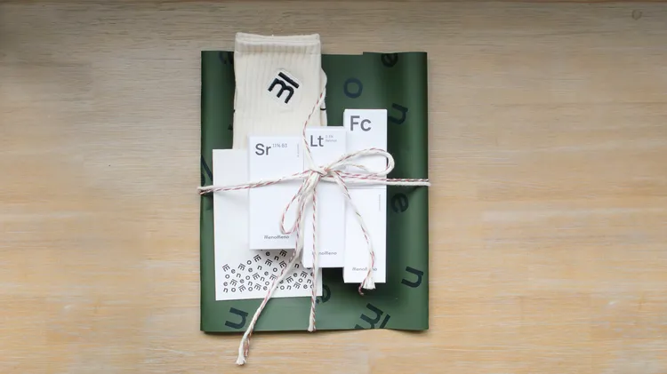 m̄enom̄eno聖誕禮盒中有m̄ socks沒腦質感中筒襪、160ml Fc溫和潔面露、30ml Sr專業集水精華、30ml Lt極致A醇乳液，2999元。品牌提供