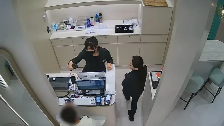 嫌犯盜刷結帳。民眾提供