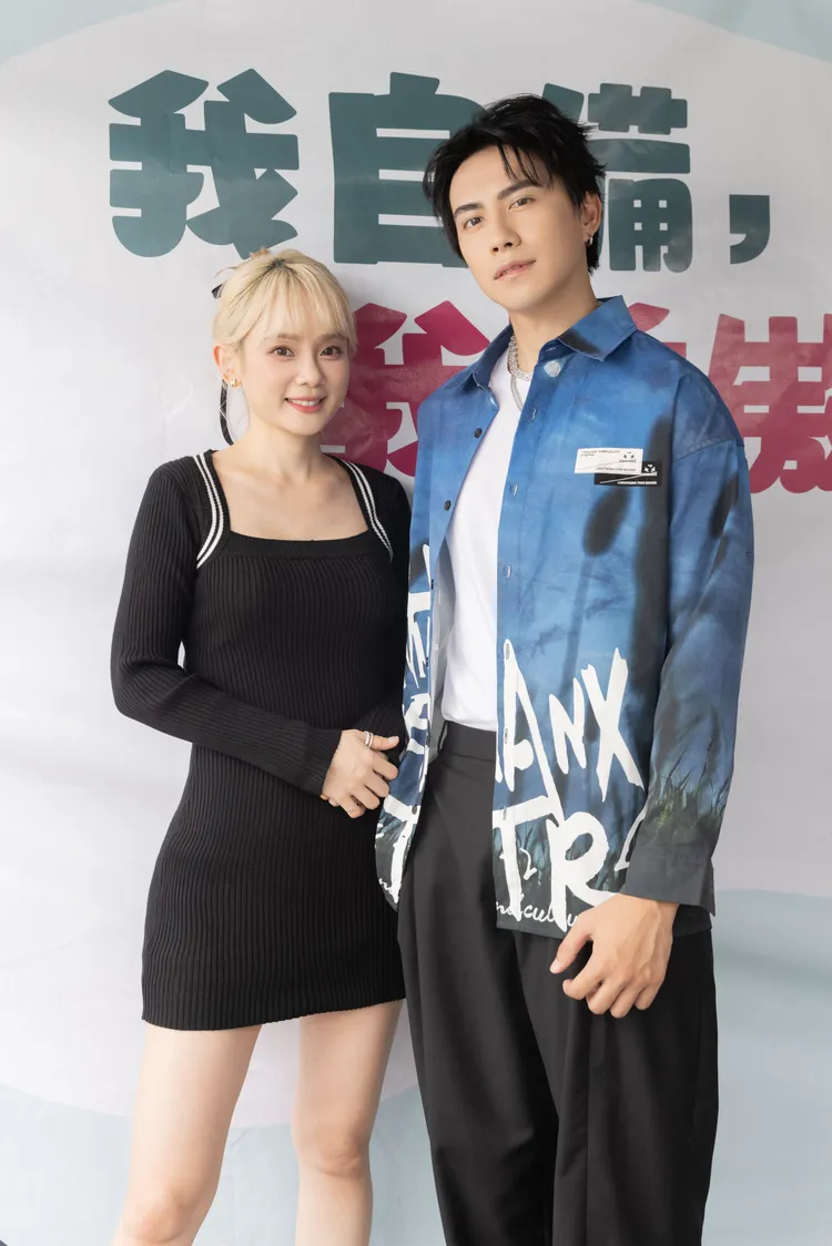 單身的潘君侖（右）和洗菜被撮合在一起。環境部資源循環署提供