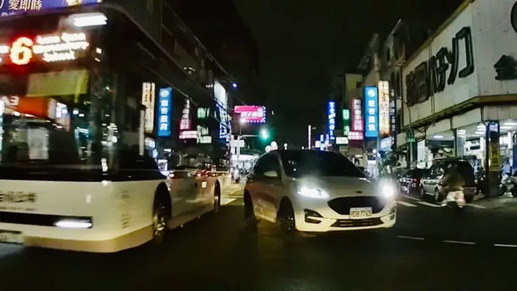 公車疑闖紅燈疾駛而過。翻攝林依婷臉書