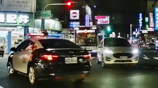 尾隨警車左轉險遭公車迎面撞 美女議員不怕落選「怕被莫名其妙撞死」