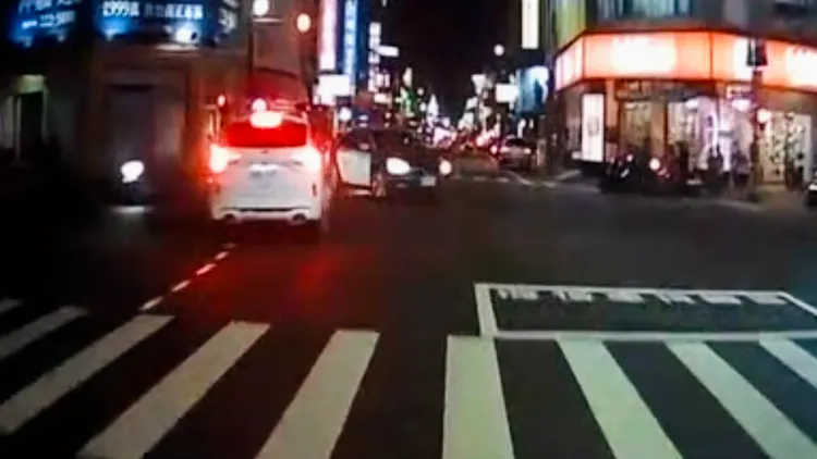 市府檢視公車行車紀錄器，前輪過停止線時仍是黃燈。市府提供