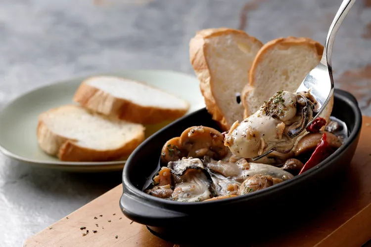 BEPPIN PASTA的蒜香油封廣島牡蠣。業者提供