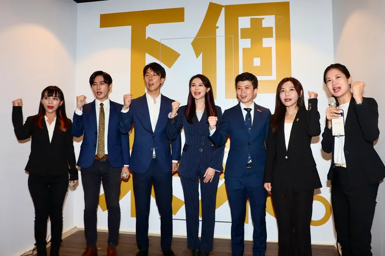 6人與活動主持人、台北市議員林亮君（右）合影。彭欣偉攝