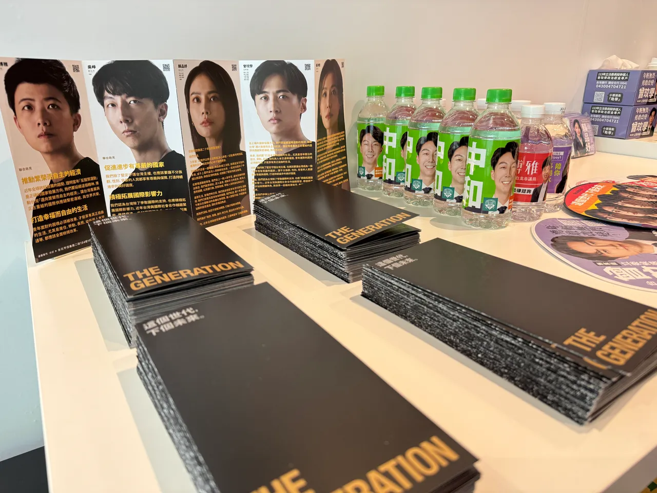 雖然總部空間不大,但依然擺放世代成員的文宣品。彭欣偉攝