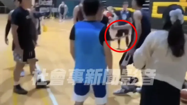 當事人亮刀叫囂。取自社會事新聞影音