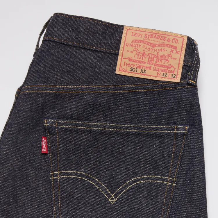 Levi’s將圖形元素以手繪方式融入經典501丹寧褲中。品牌提供