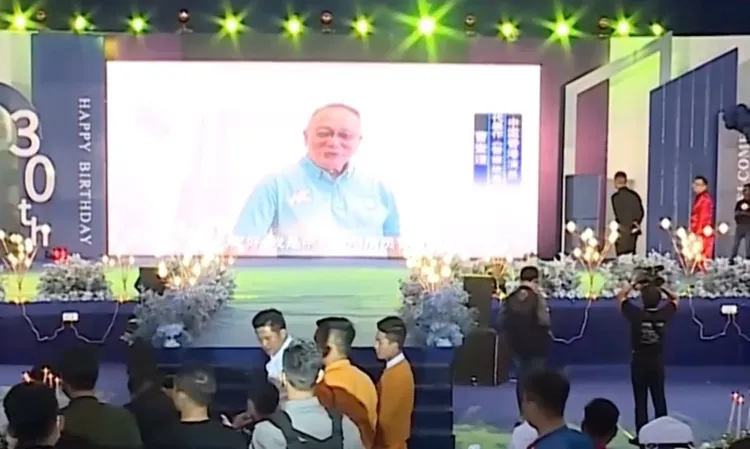 香港藝人曹查理為電騙頭目白應蒼慶生。翻攝網路影片