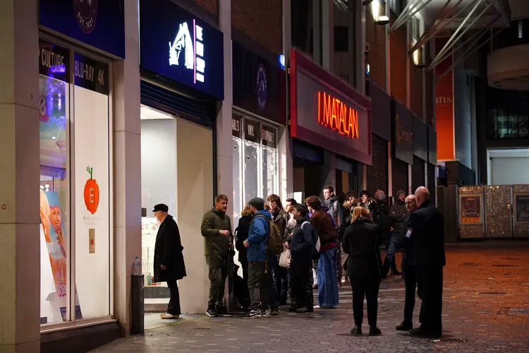 利物浦樂迷等候入店內購買單曲。美聯社