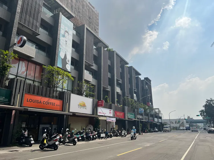 澄德特區屬商業區，因此商家進駐比重高且發展速度快，相對以住宅導向重劃區，生活機能快速提升。葉家銘攝