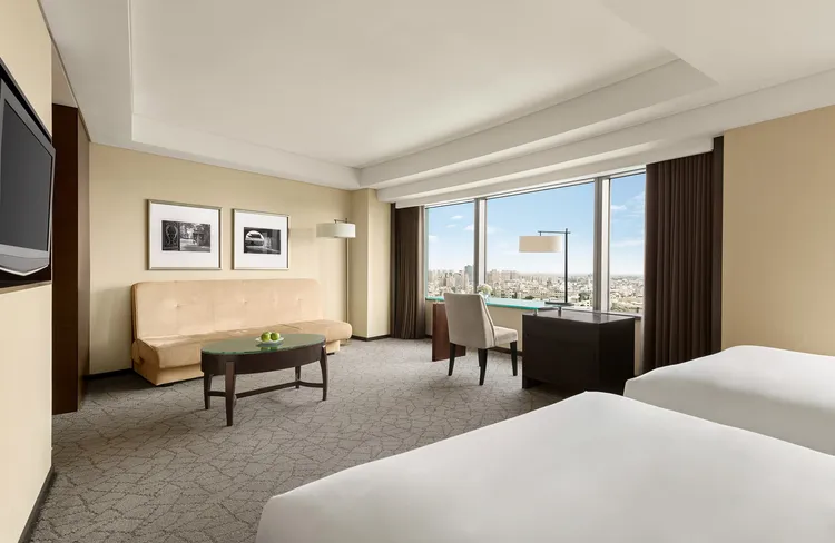 線上旅展限定平日住宿券17折，尊榮客房三天兩夜優惠券，平均每人每晚最低2125元含豐盛早餐。業者提供