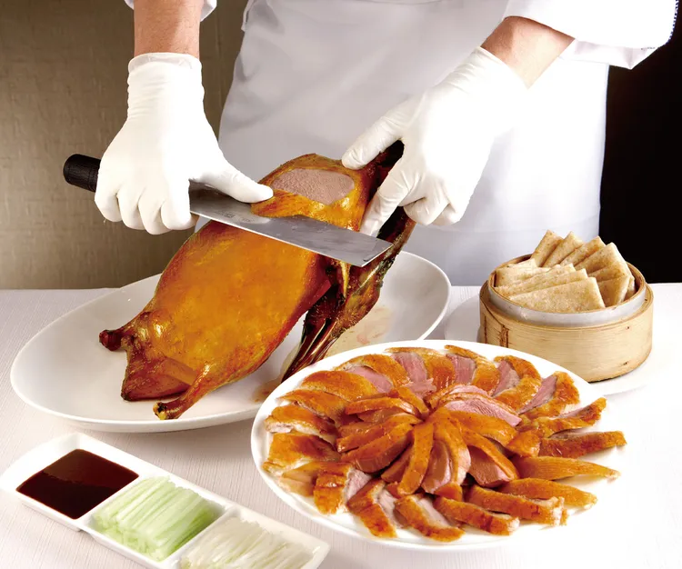 醉月樓「櫻桃烤鴨‧一鴨三吃美饌饗樂券」兩張券組，優惠價4400元。業者提供