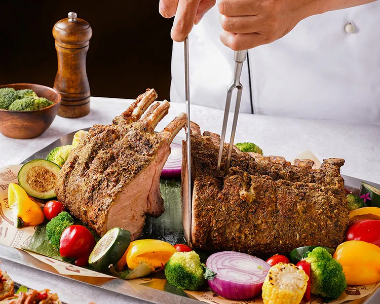 台南遠東香格里拉THE MEZZ牛排龍蝦館「豪華海陸四人分享餐」每張5600元(約67折)。業者提供