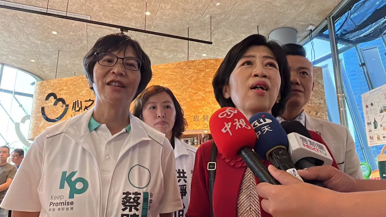 陳佩琪與民眾黨立委參選人蔡壁如一同在台中參加「女力翻轉.改變成真菁英論壇」。蔡壁如服務處提供