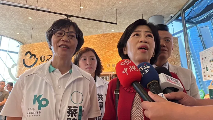 陳佩琪與民眾黨立委參選人蔡壁如一同在台中參加「女力翻轉．改變成真菁英論壇」。蔡壁如服務處提供
