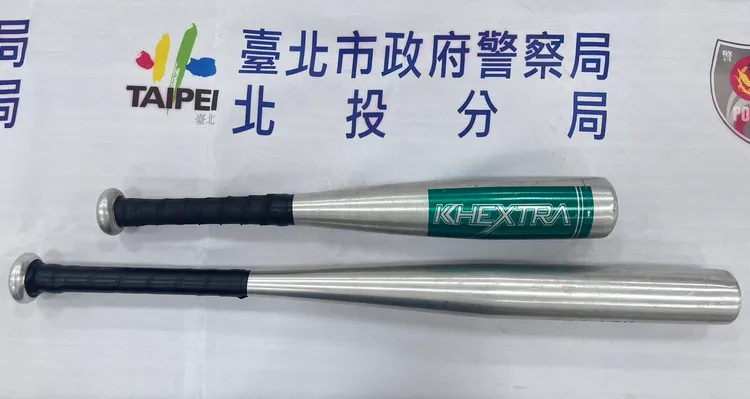 警方查獲球棒。翻攝畫面
