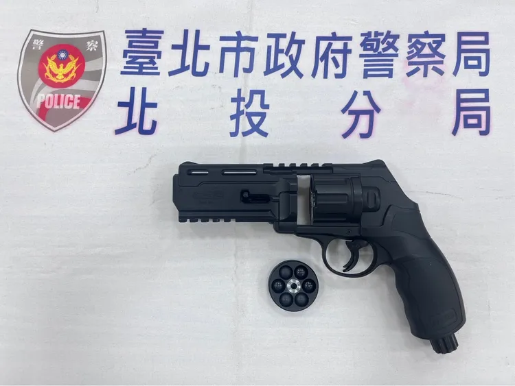 警方查獲BB槍。翻攝畫面