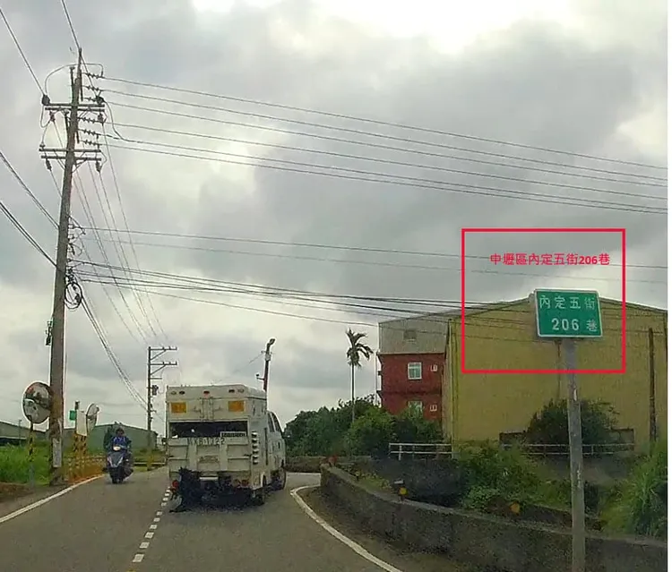 民眾目睹黑狗遭捕狗車拖行。取自「桃園在地生活大小事」