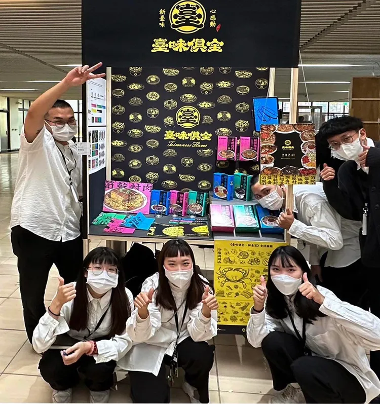 創作團隊開心獲獎大合照。校方提供