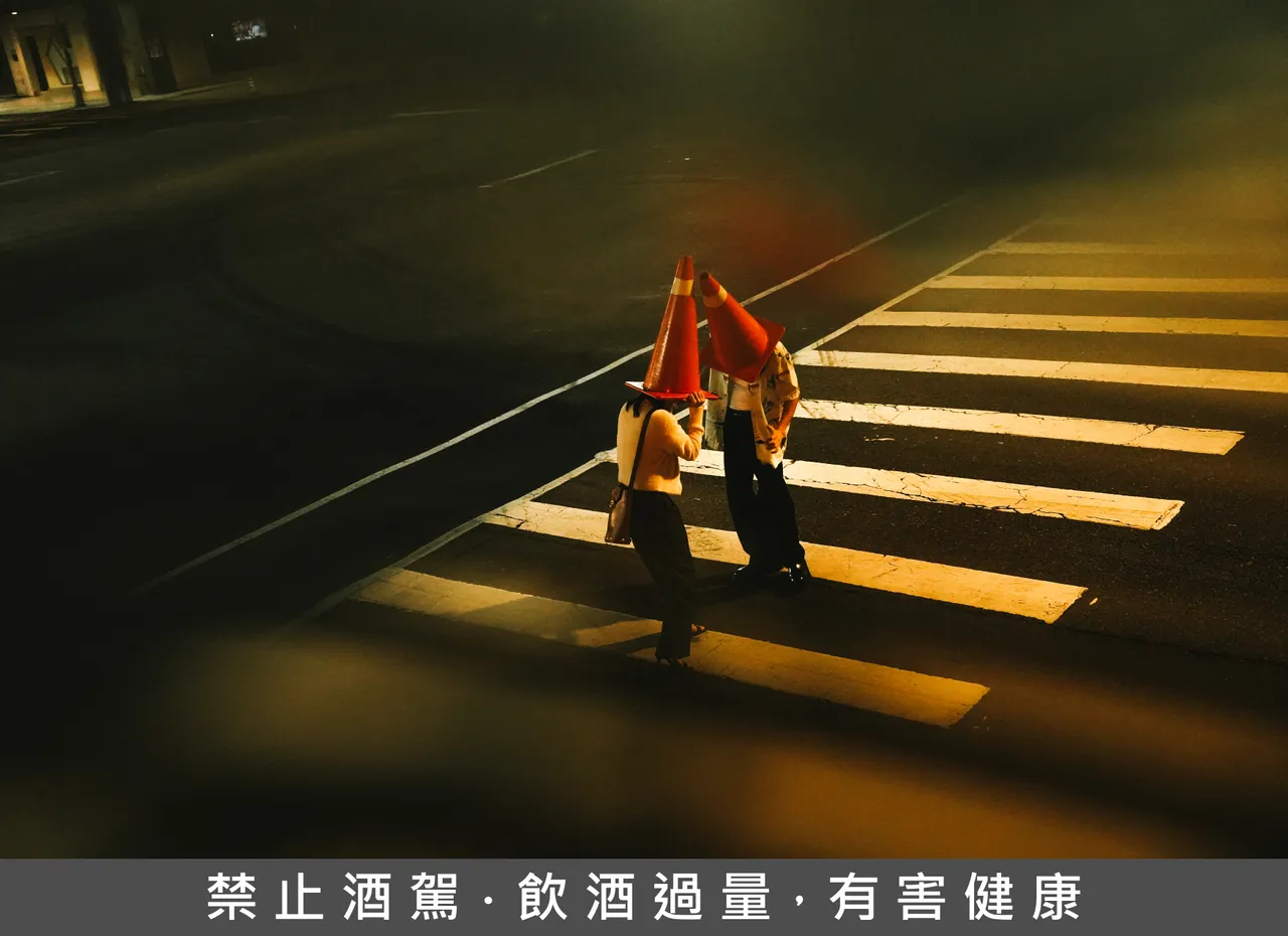 吳克群醉後超ㄎㄧㄤ 大馬路上頭戴「交通錐」畫面曝光|壹蘋新聞網