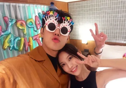 北一女神蔡瑞雪認愛!美胸依偎富二代男友 「親親照」示愛