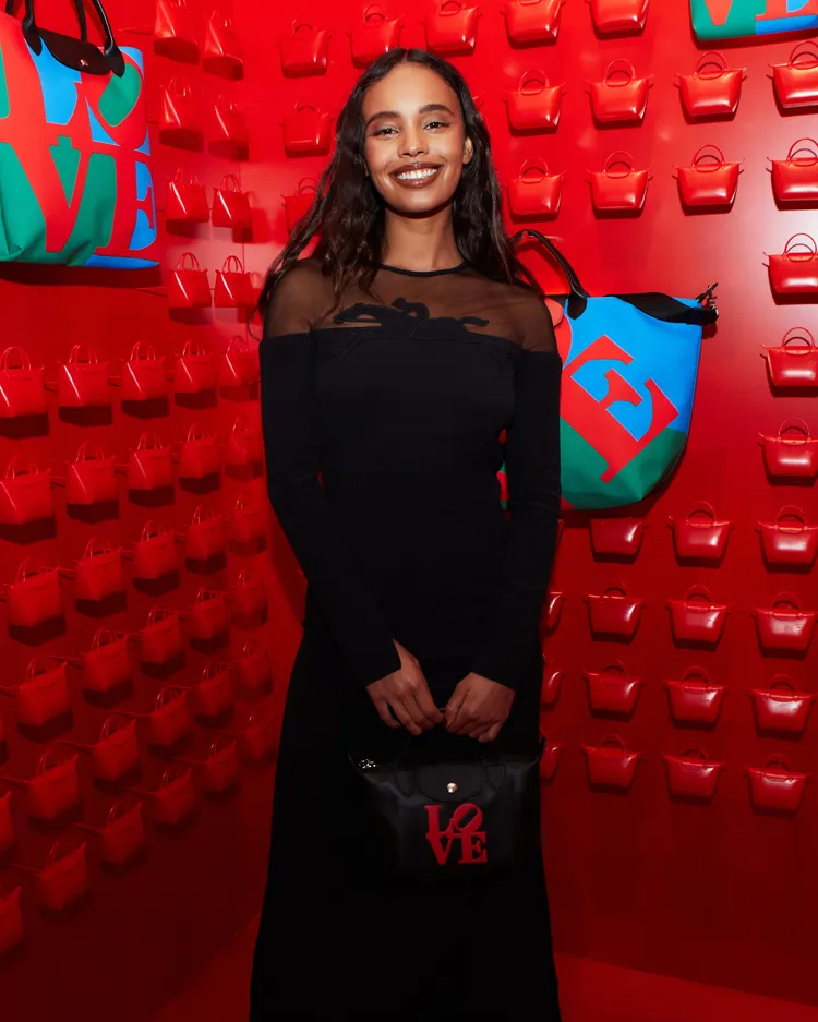 Alisha Boe以不同風格呈現包款的百搭性。品牌提供