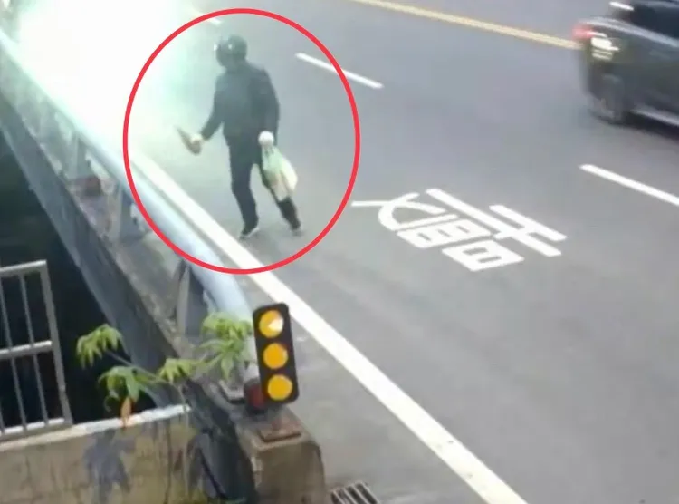 李嫌率眾至被害人砂石場外丟裝有油漆玻璃瓶。翻攝畫面