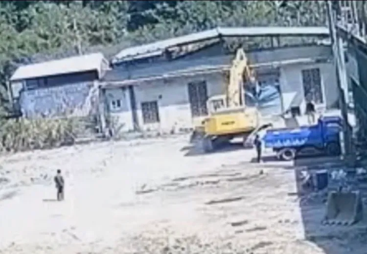 李嫌在場指揮共犯操作怪手破壞房屋鐵門。翻攝畫面