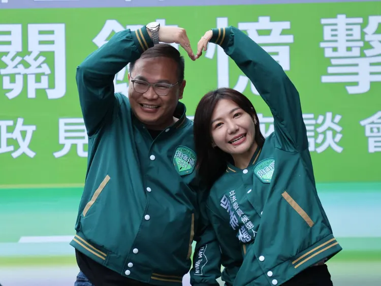 吳沛憶與王義川合體。吳沛憶辦公室提供