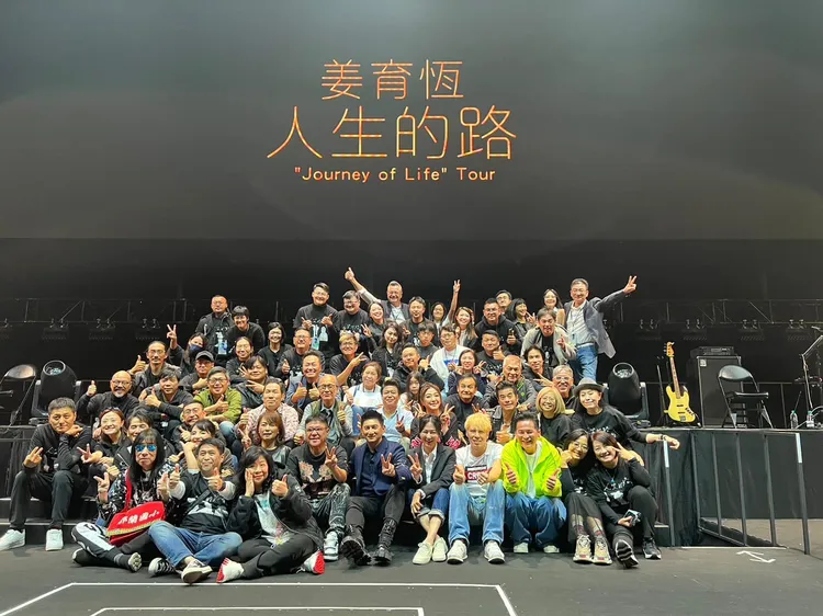 姜育恆演唱會幕前幕後人員大合照。翻攝王海輪臉書