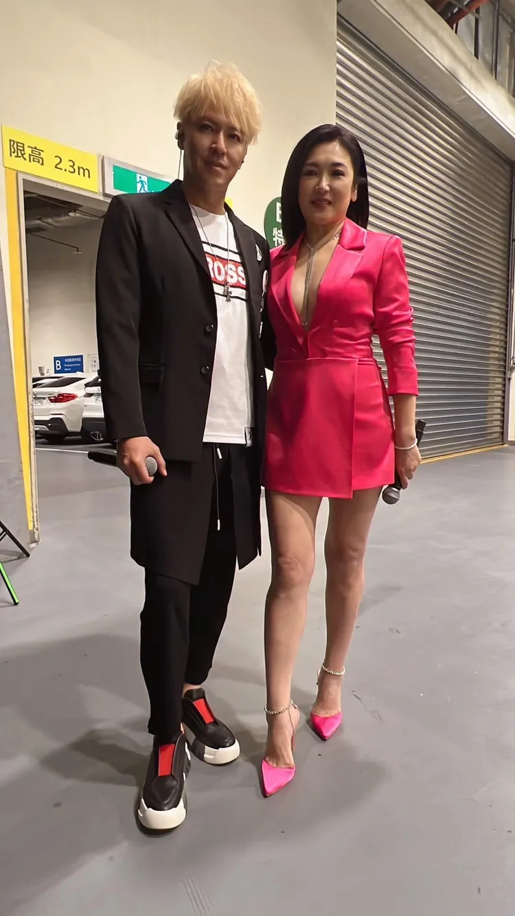 姚黛瑋（右）一襲性感裝扮令人驚豔。翻攝王海輪臉書