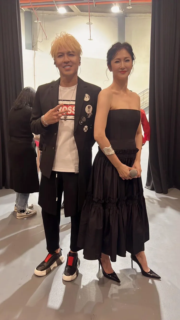 李之勤（右）氣質優雅。翻攝王海輪臉書