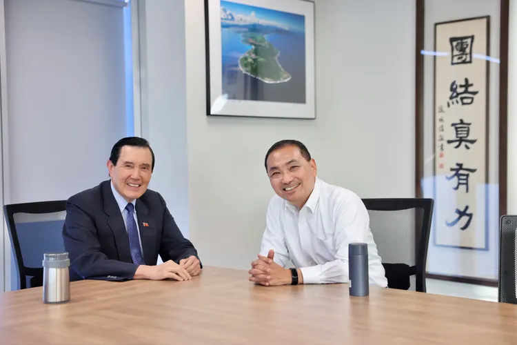 侯友宜上午直奔馬辦，盼柯、郭2人到來商談，最後等待未果，反而於今天下午16時30分前往君悅飯店。侯辦提供