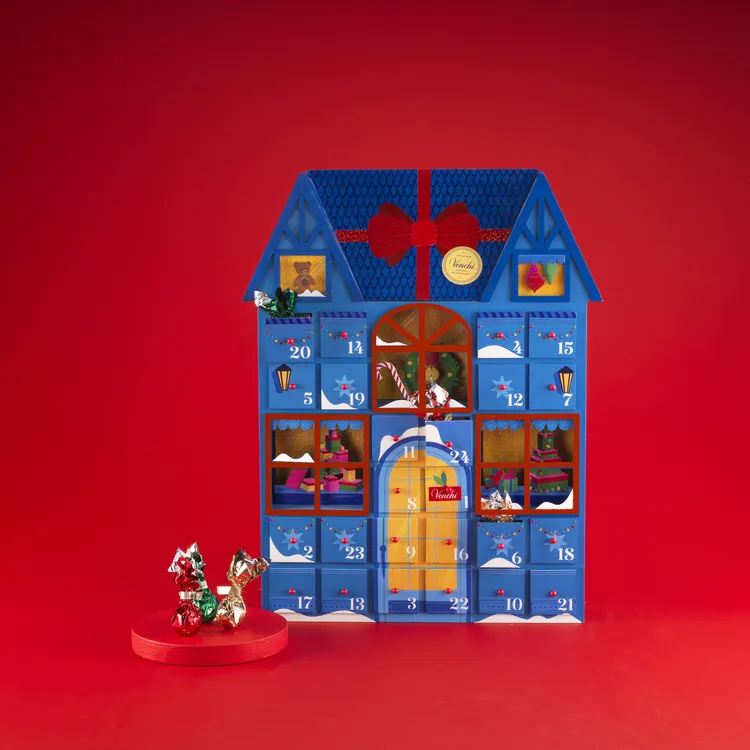 倒數月曆以童話風格打造藍色洋房造型。品牌提供