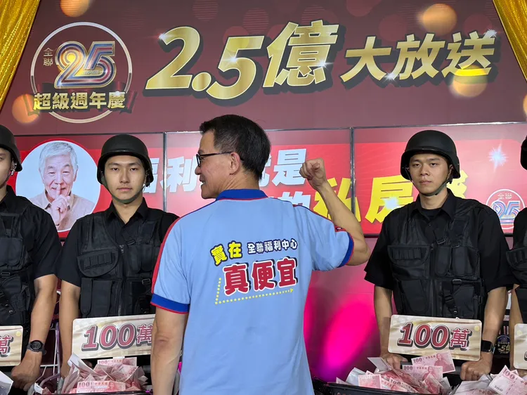 全聯總經理蔡篤昌今穿起全聯一代制服出席現場活動。陳怡文攝