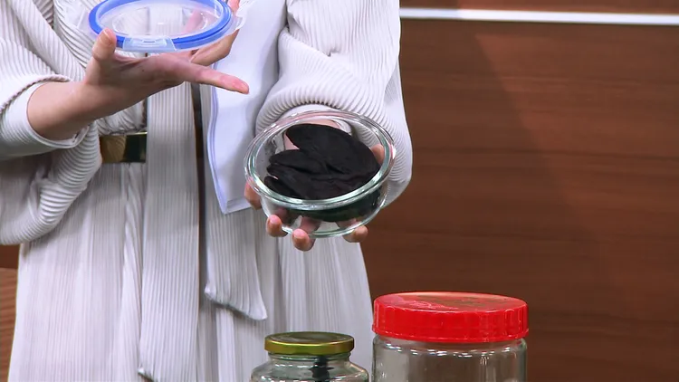 小百合將家中珍藏的陳年「黑金」蘿蔔乾帶來節目現場，並示範食用方式。年代提供