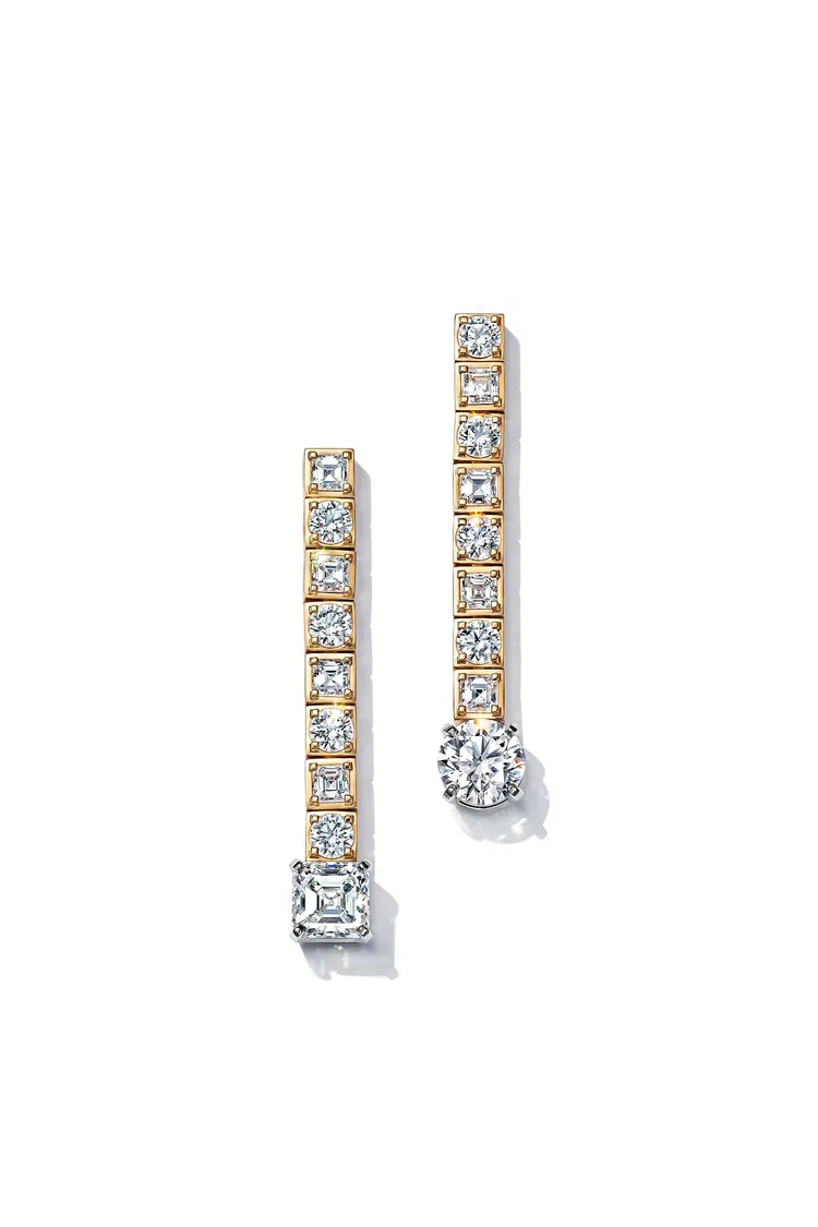 Tiffany高級珠寶系列鉑金與18K金鑲嵌總重逾14克拉鑽石耳環。品牌提供