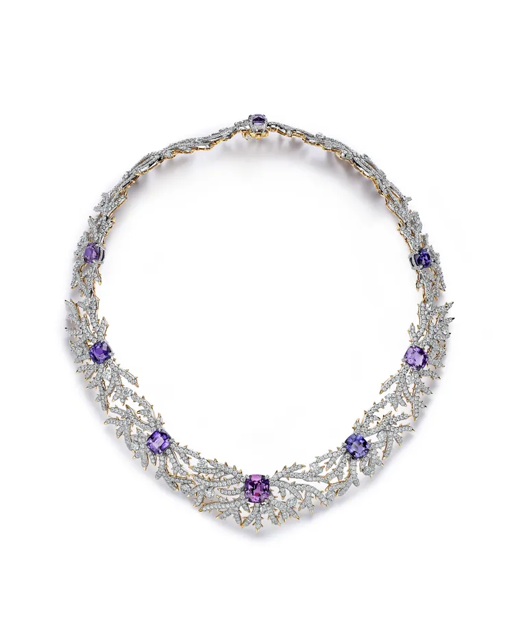 Tiffany 2023 Blue Book高級珠寶系列幻海秘境Out of the Blue-鉑金與18K金鑲嵌總重逾37克拉未經優化處理紫色藍寶石與鑽石項鍊。品牌提供