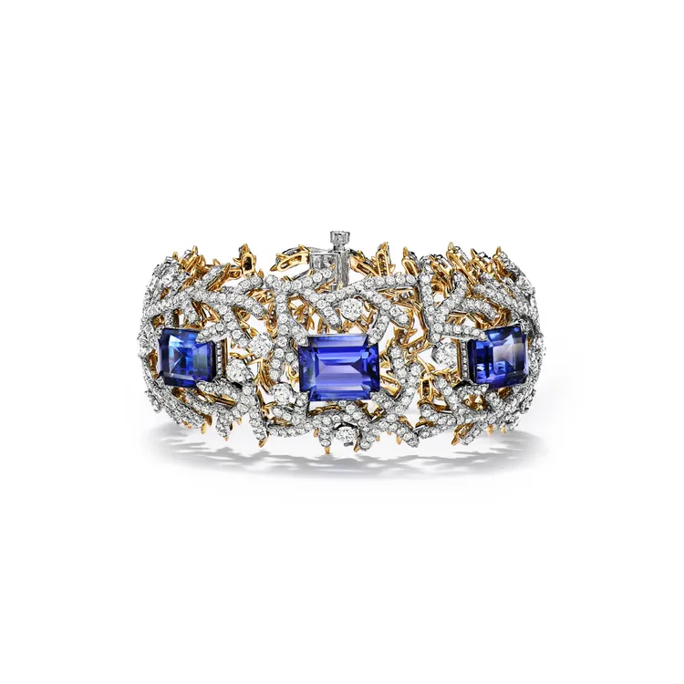 Tiffany & Co. 2023 Blue Book高級珠寶系列幻海秘境Out of the Blue-鉑金與18K金鑲嵌總重逾25克拉丹泉石與鑽石手環。品牌提供