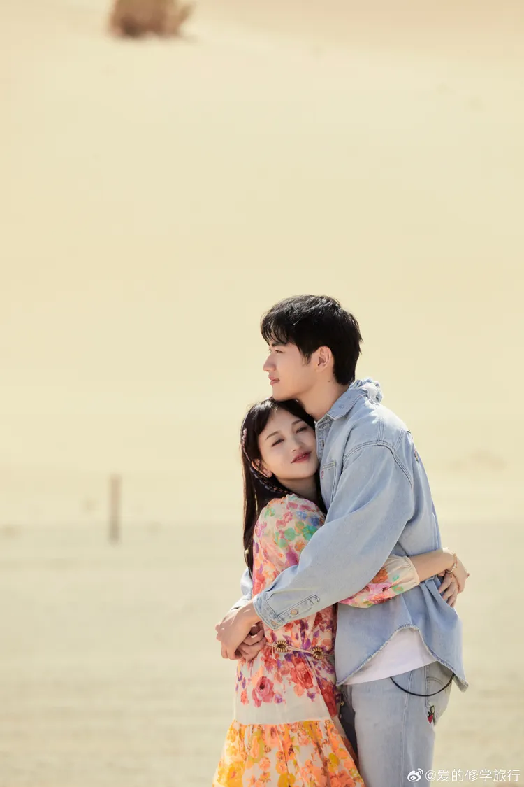 金莎（左）和孫丞瀟參加戀愛實境節目，才播出一集就備受爭議。翻攝愛的修學旅行微博