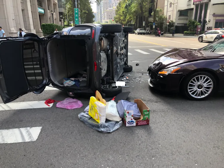 休旅車側翻。民眾提供