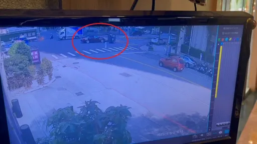 女駕駛台中七期路口迴轉 遭668萬瑪莎拉蒂側撞翻車釀2傷